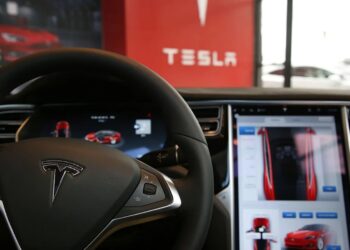 tesla otopilot modunda polisten kaçtı
