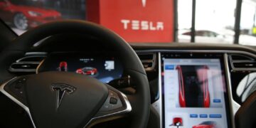 tesla otopilot modunda polisten kaçtı