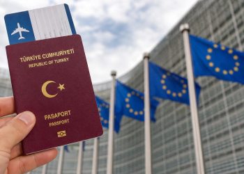 AB’nin Türk vatandaşlarına çok girişli Schengen vizesi kararı için pasaport kontrolü