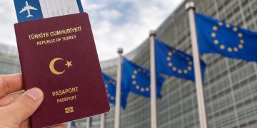 AB’nin Türk vatandaşlarına çok girişli Schengen vizesi kararı için pasaport kontrolü