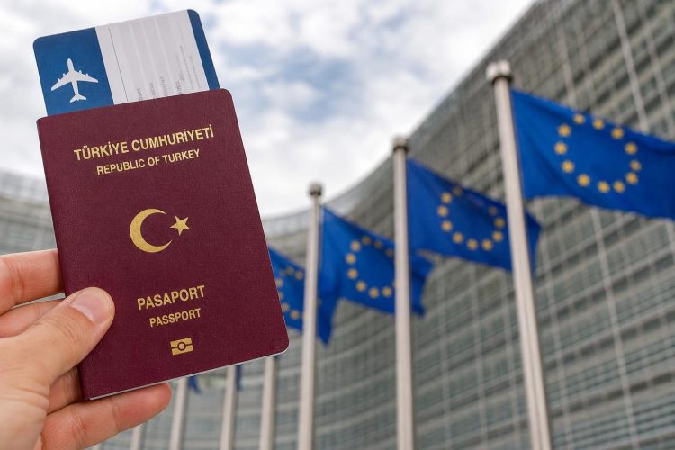 AB’nin Türk vatandaşlarına çok girişli Schengen vizesi kararı için pasaport kontrolü