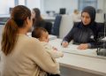 Doğum yardımı başvurusu nasıl yapılır sorusunu araştıran yeni doğan bebekli ebeveynler