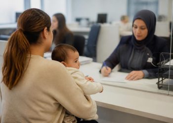 Doğum yardımı başvurusu nasıl yapılır sorusunu araştıran yeni doğan bebekli ebeveynler