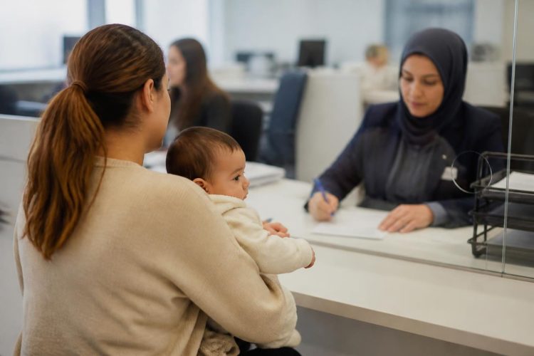 Doğum yardımı başvurusu nasıl yapılır sorusunu araştıran yeni doğan bebekli ebeveynler