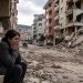 Rüyada deprem görmek ne anlama gelir temasını anlatan yatak odasında düşünen kişi