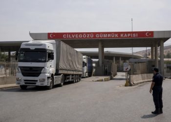 Türkiye Suriye sınır kapılarında ticaretin normalleşmesi kapsamında yük taşıyan tırlar