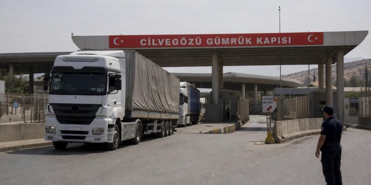 Türkiye Suriye sınır kapılarında ticaretin normalleşmesi kapsamında yük taşıyan tırlar