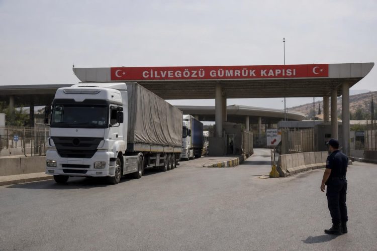 Türkiye Suriye sınır kapılarında ticaretin normalleşmesi kapsamında yük taşıyan tırlar